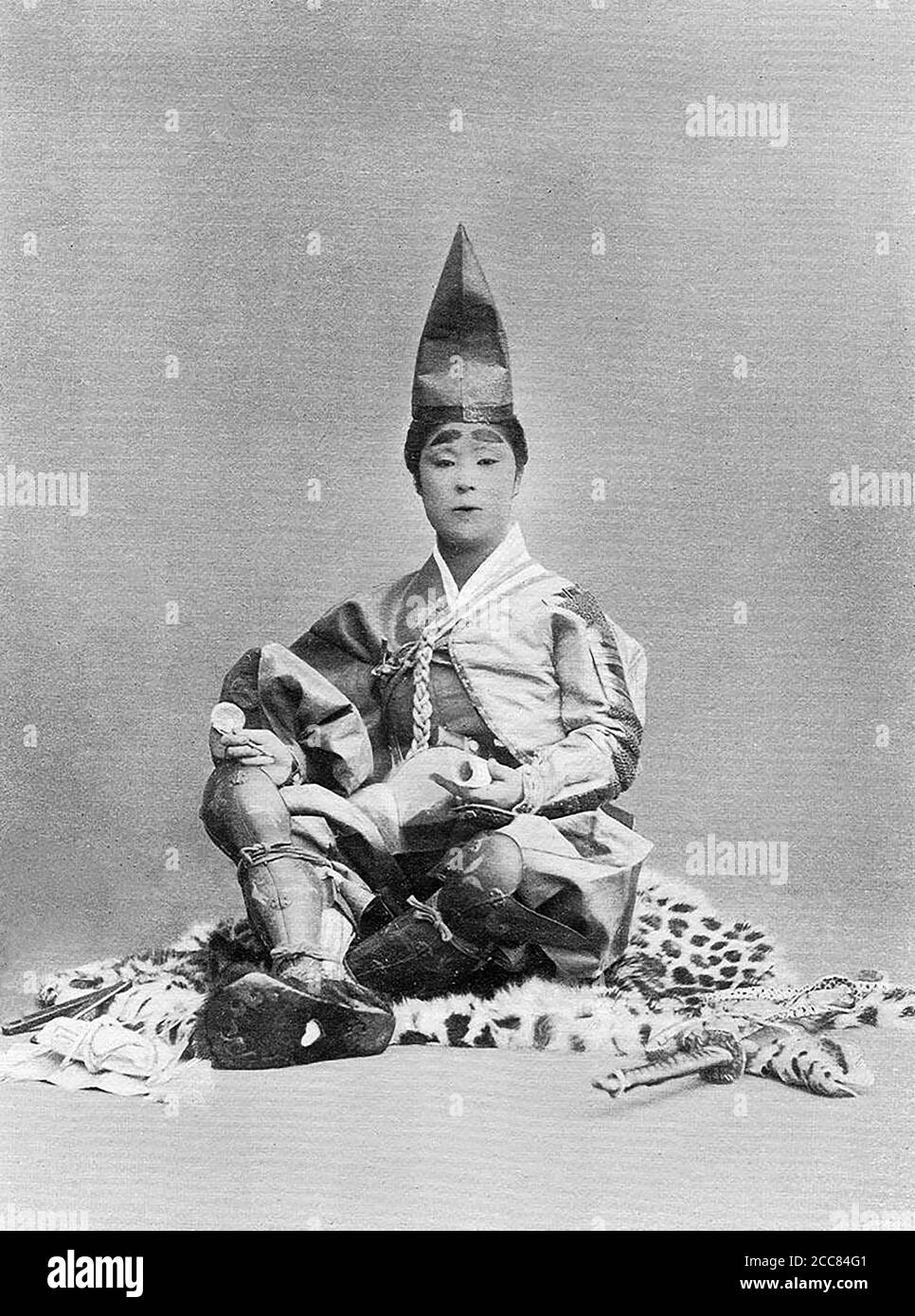 Japan: 'Ein junger Krieger der Kamakura-Ära'. Chemigraph aus der Serie 'Military Costumes in Old Japan' von Kazumasa Ogawa (1860-1929), 1893, Tokio. Ogawa Kazumasa, auch bekannt als Ogawa Kazuma oder Ogawa Isshin, war ein japanischer Fotograf, Chemigraph, Drucker und Verleger der Meiji-Ära. Er war ein Pionier im photomechanischen Druck und der Fotografie und wurde in den Samurai-Clan von Matsudaira geboren, wo er im Alter von 15 Jahren Englisch und Fotografie studierte. Stockfoto