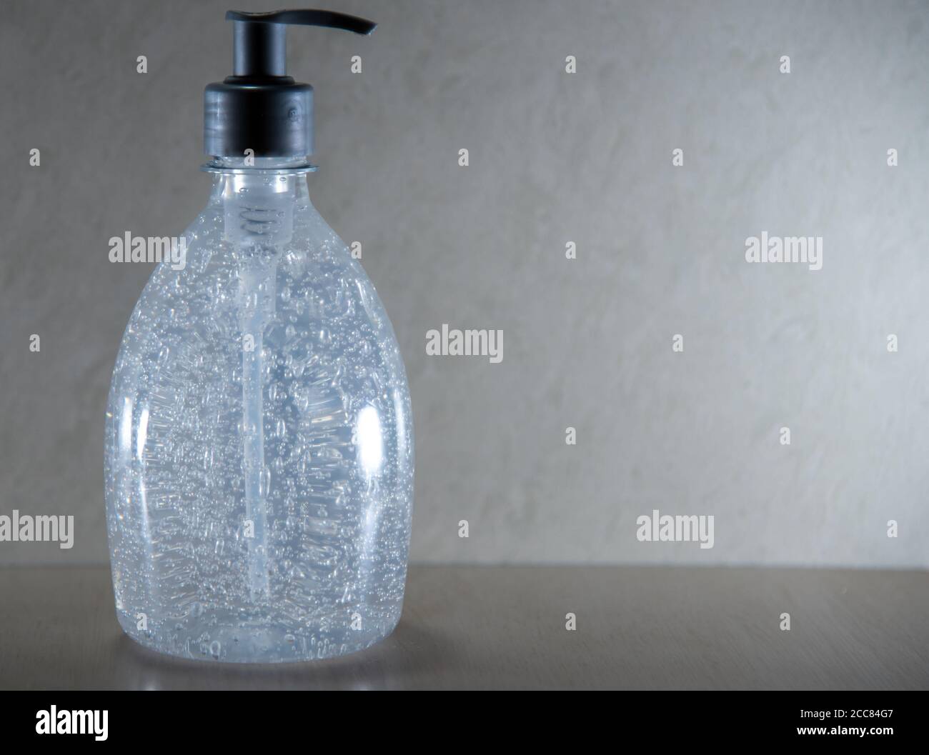 Flasche 70% Alkohol Gel. Cobnate die Covid-19 Pandemie. Desinfizieren des Produkts für den persönlichen Gebrauch. Kontrolle der Epidemiologie. Sauberkeit und Erhaltung. Che Stockfoto