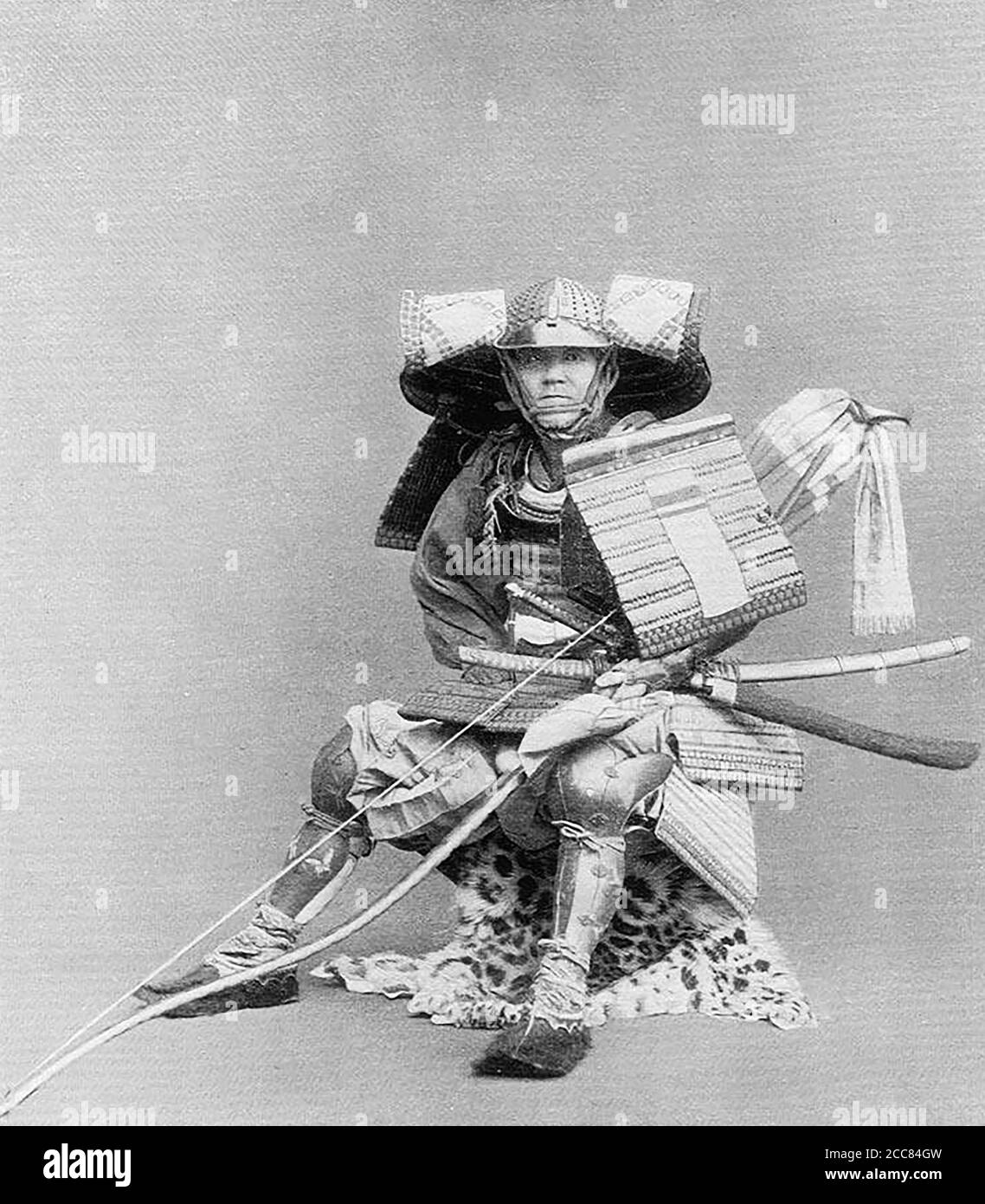 Japan: 'Ein Krieger der Nanhoku-Cho-Periode'. Chemigraph aus der Serie 'Military Costumes in Old Japan' von Kazumasa Ogawa (1860-1929), 1893, Tokio. Ogawa Kazumasa, auch bekannt als Ogawa Kazuma oder Ogawa Isshin, war ein japanischer Fotograf, Chemigraph, Drucker und Verleger der Meiji-Ära. Er war ein Pionier im photomechanischen Druck und der Fotografie und wurde in den Samurai-Clan von Matsudaira geboren, wo er im Alter von 15 Jahren Englisch und Fotografie studierte. Stockfoto