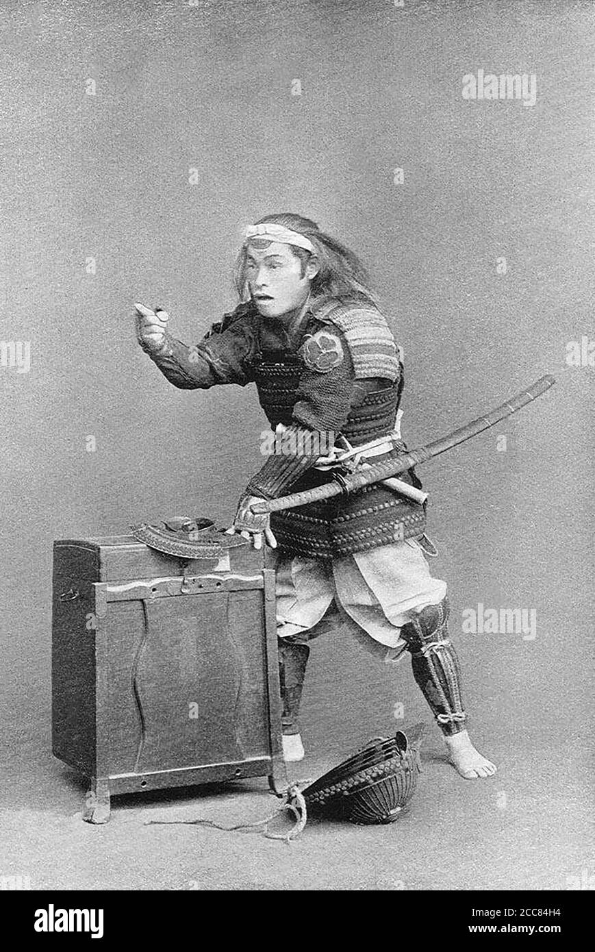 Japan: 'Ein Krieger auf der Alarmstufe'. Chemigraph aus der Serie 'Military Costumes in Old Japan' von Kazumasa Ogawa (1860-1929), 1893, Tokio. Ogawa Kazumasa, auch bekannt als Ogawa Kazuma oder Ogawa Isshin, war ein japanischer Fotograf, Chemigraph, Drucker und Verleger der Meiji-Ära. Er war ein Pionier im photomechanischen Druck und der Fotografie und wurde in den Samurai-Clan von Matsudaira geboren, wo er im Alter von 15 Jahren Englisch und Fotografie studierte. Stockfoto