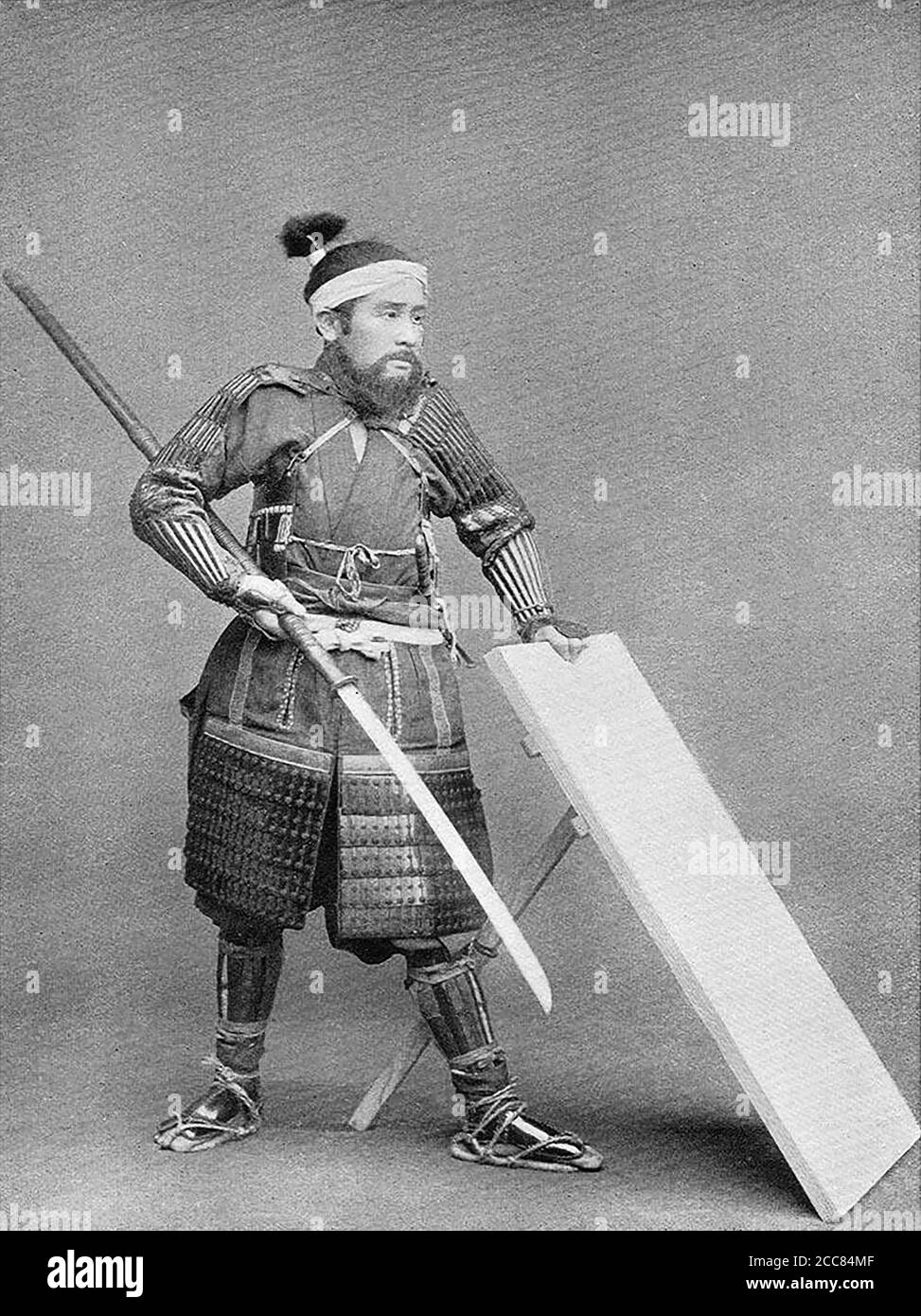 Japan: 'Ein Krieger mit Schild'. Chemigraph aus der Serie 'Military Costumes in Old Japan' von Kazumasa Ogawa (1860-1929), 1893, Tokio. Ogawa Kazumasa, auch bekannt als Ogawa Kazuma oder Ogawa Isshin, war ein japanischer Fotograf, Chemigraph, Drucker und Verleger der Meiji-Ära. Er war ein Pionier im photomechanischen Druck und der Fotografie und wurde in den Samurai-Clan von Matsudaira geboren, wo er im Alter von 15 Jahren Englisch und Fotografie studierte. Stockfoto