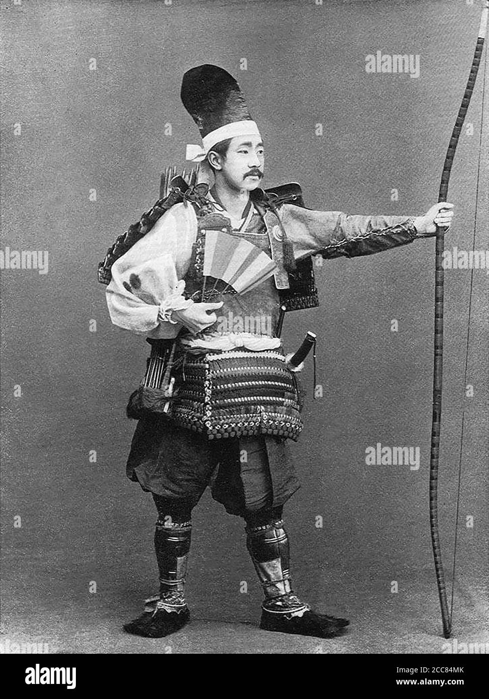 Japan: 'Ein General der Fujiwara Epoche'. Chemigraph aus der Serie 'Military Costumes in Old Japan' von Kazumasa Ogawa (1860-1929), 1893, Tokio. Ogawa Kazumasa, auch bekannt als Ogawa Kazuma oder Ogawa Isshin, war ein japanischer Fotograf, Chemigraph, Drucker und Verleger der Meiji-Ära. Er war ein Pionier im photomechanischen Druck und der Fotografie und wurde in den Samurai-Clan von Matsudaira geboren, wo er im Alter von 15 Jahren Englisch und Fotografie studierte. Stockfoto