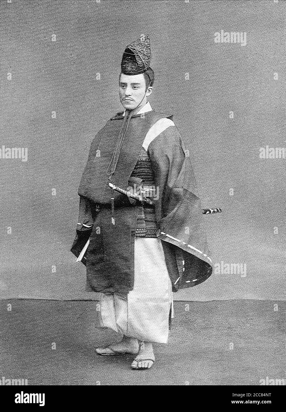 Japan: 'Einer der Leibwächter'. Chemigraph aus der Serie 'Military Costumes in Old Japan' von Kazumasa Ogawa (1860-1929), 1893, Tokio. Ogawa Kazumasa, auch bekannt als Ogawa Kazuma oder Ogawa Isshin, war ein japanischer Fotograf, Chemigraph, Drucker und Verleger der Meiji-Ära. Er war ein Pionier im photomechanischen Druck und der Fotografie und wurde in den Samurai-Clan von Matsudaira geboren, wo er im Alter von 15 Jahren Englisch und Fotografie studierte. Stockfoto