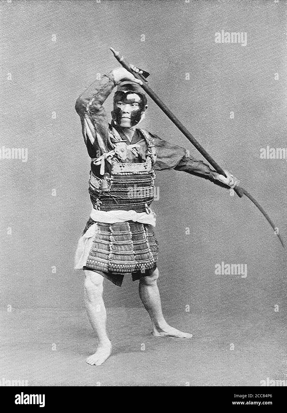 Japan: 'Ein Fußsoldat der Fujiwara Epoche'. Chemigraph aus der Serie 'Military Costumes in Old Japan' von Kazumasa Ogawa (1860-1929), 1893, Tokio. Ogawa Kazumasa, auch bekannt als Ogawa Kazuma oder Ogawa Isshin, war ein japanischer Fotograf, Chemigraph, Drucker und Verleger der Meiji-Ära. Er war ein Pionier im photomechanischen Druck und der Fotografie und wurde in den Samurai-Clan von Matsudaira geboren, wo er im Alter von 15 Jahren Englisch und Fotografie studierte. Stockfoto