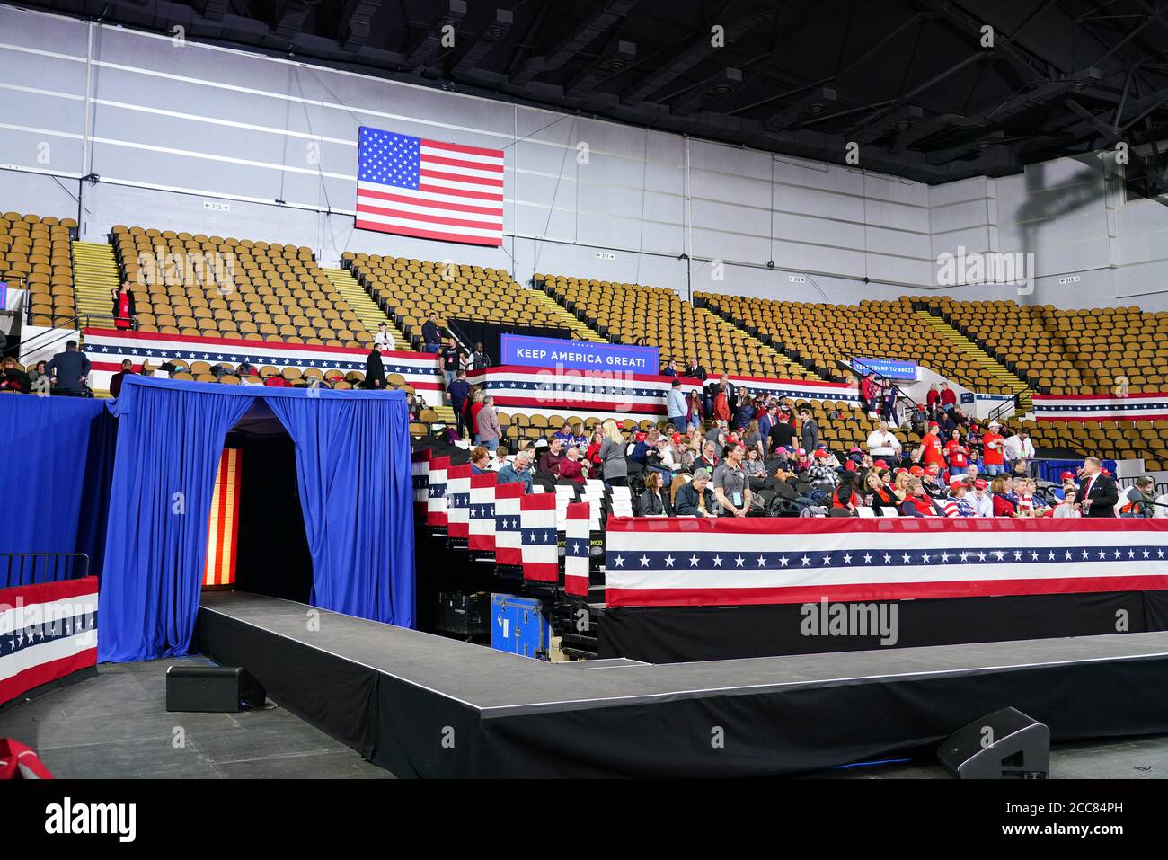 Viele Anhänger des 45. Amerikanischen Präsidenten Donald Trump nahmen an der Make America Great Again Rallye in der UW-Milwaukee Panther Arena Teil. Stockfoto