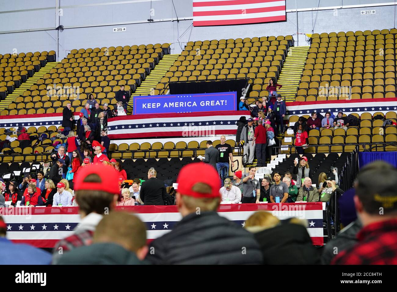 Viele Anhänger des 45. Amerikanischen Präsidenten Donald Trump nahmen an der Make America Great Again Rallye in der UW-Milwaukee Panther Arena Teil. Stockfoto