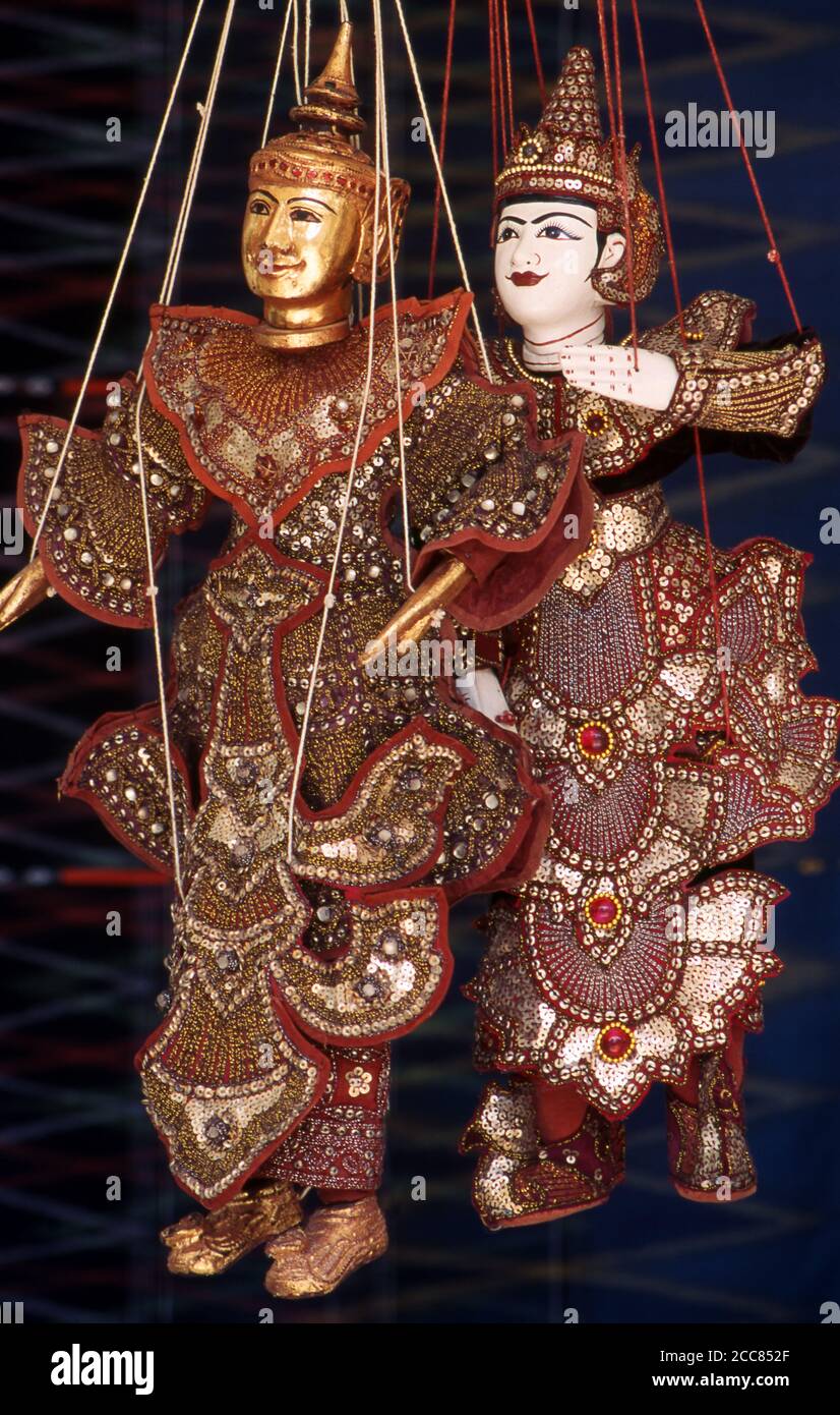 Birma / Myanmar: Traditionelle burmesische Marionetten (Yoke thé) zum Verkauf, Bogyoke Aung San Market, Yangon (Rangun). Yoke thé (lit. Miniaturen) ist der burmesische Name für Marionettenpuppe. Obwohl der Begriff für Marionetterie im Allgemeinen verwendet werden kann, bezieht sich seine Verwendung in der Regel auf die lokale Form der Saitenpuppe. Wie die meisten der burmesischen raffinierten Kunst, Yoke thé Aufführungen entstanden aus Royal Patronage und wurden allmählich für die breite Bevölkerung angepasst. Joch thé werden fast immer in Opern aufgeführt. Stockfoto