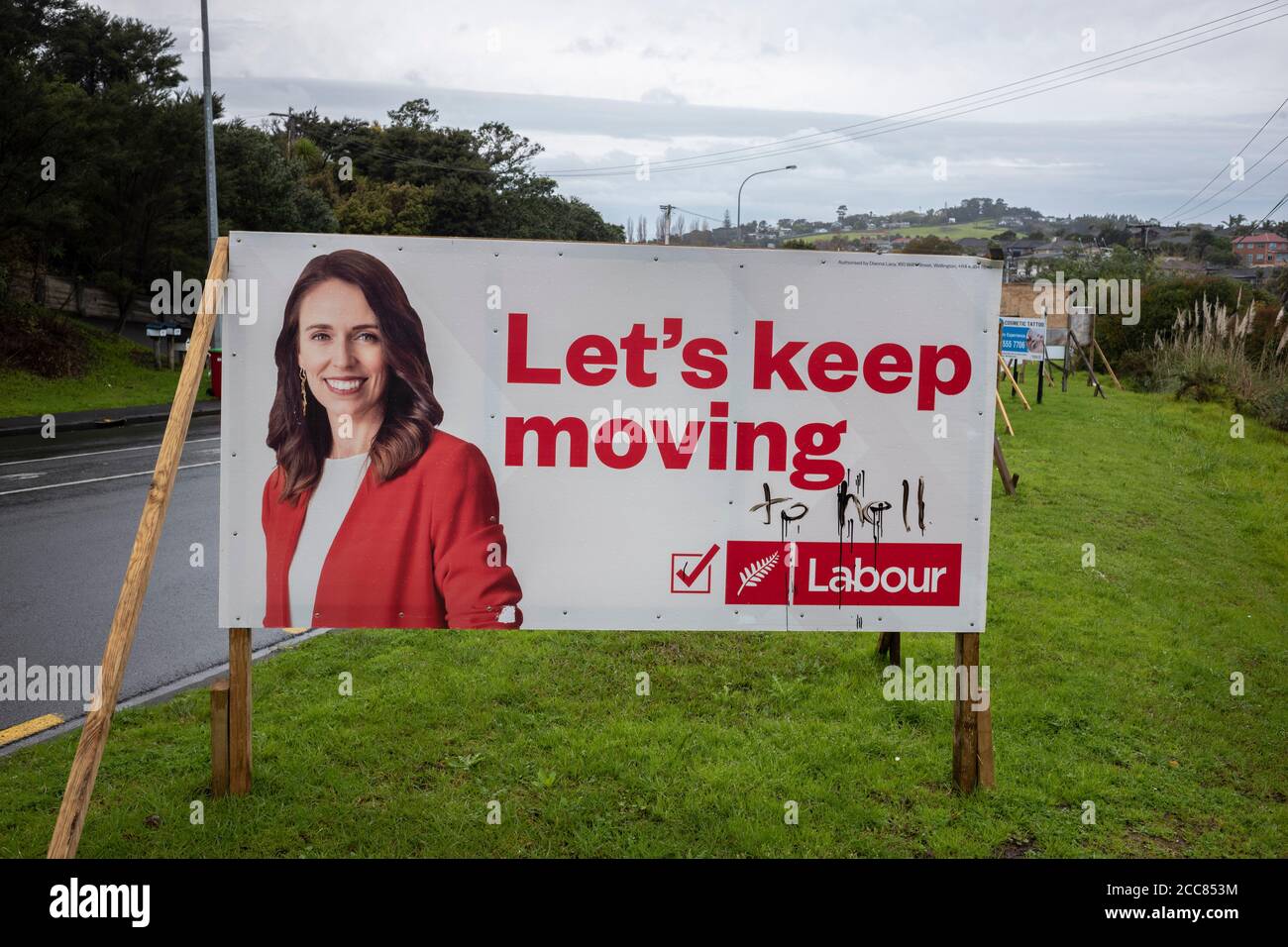 Verunreinigt Labour Party Billboard mit Labour Führer und Premierminister Jacinda Ardern und die lokale Kandidatin Lorayne Ferguson in Whangaparaoa Nord Von Stockfoto