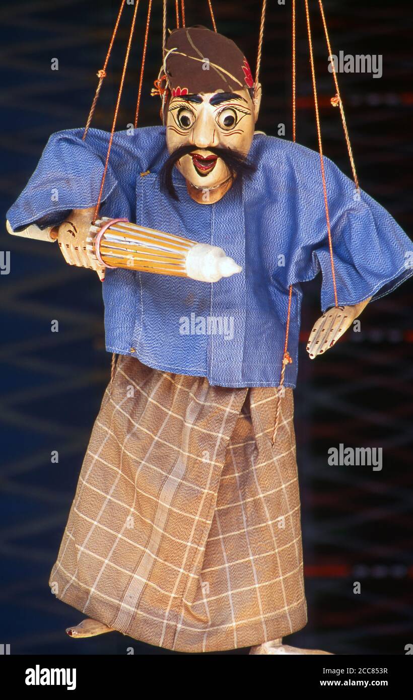 Birma / Myanmar: Eine traditionelle burmesische Marionette (Yoke Thé) zum Verkauf, Bogyoke Aung San Market, Yangon (Rangun). Yoke thé (lit. Miniaturen) ist der burmesische Name für Marionettenpuppe. Obwohl der Begriff für Marionetterie im Allgemeinen verwendet werden kann, bezieht sich seine Verwendung in der Regel auf die lokale Form der Saitenpuppe. Wie die meisten der burmesischen raffinierten Kunst, Yoke thé Aufführungen entstanden aus Royal Patronage und wurden allmählich für die breite Bevölkerung angepasst. Joch thé werden fast immer in Opern aufgeführt. Stockfoto