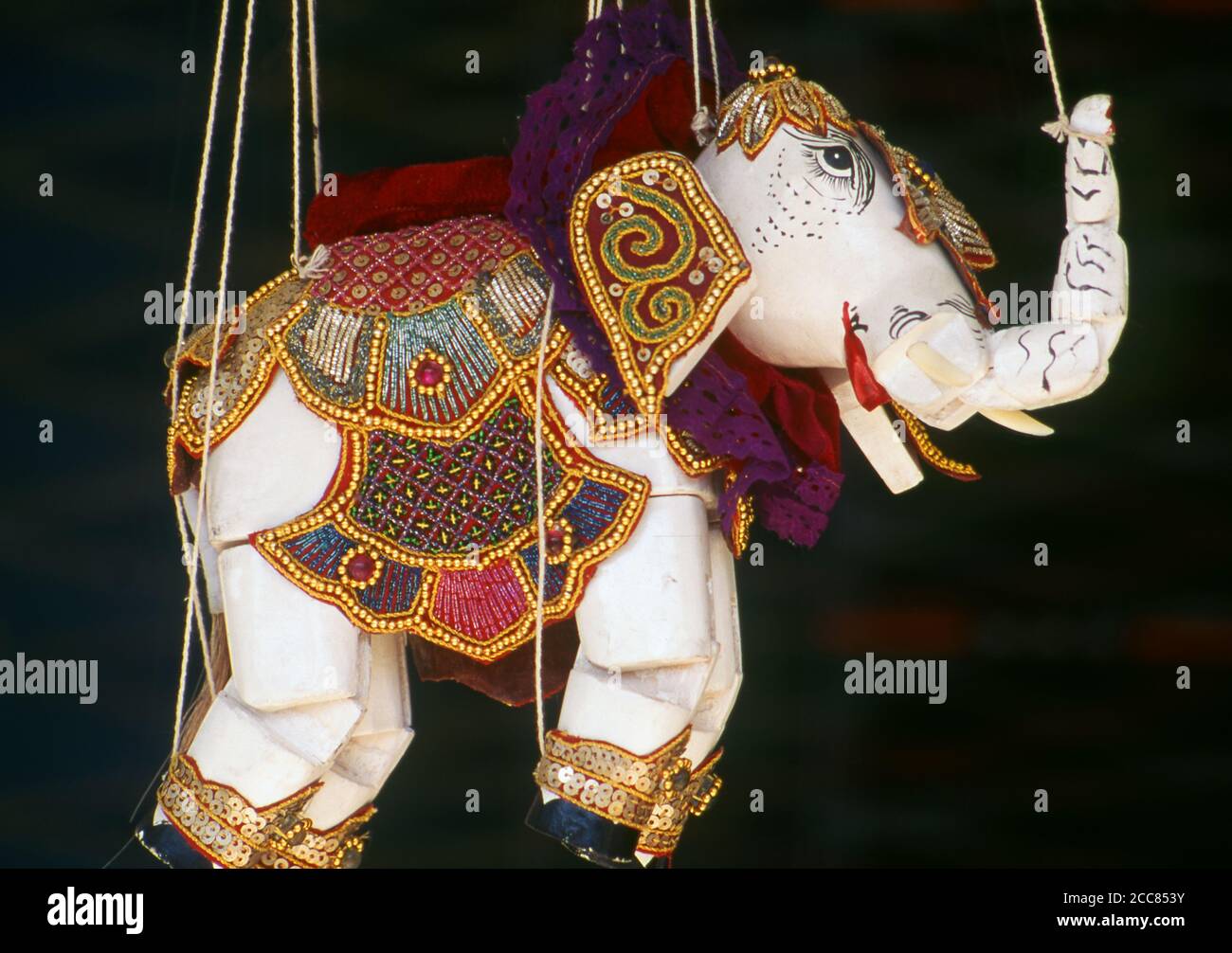 Birma / Myanmar: Eine traditionelle birmanische Elefantenpuppe (Yoke thé) zum Verkauf, Bogyoke Aung San Market, Yangon (Rangun). Yoke thé (lit. Miniaturen) ist der burmesische Name für Marionettenpuppe. Obwohl der Begriff für Marionetterie im Allgemeinen verwendet werden kann, bezieht sich seine Verwendung in der Regel auf die lokale Form der Saitenpuppe. Wie die meisten der burmesischen raffinierten Kunst, Yoke thé Aufführungen entstanden aus Royal Patronage und wurden allmählich für die breite Bevölkerung angepasst. Joch thé werden fast immer in Opern aufgeführt. Stockfoto