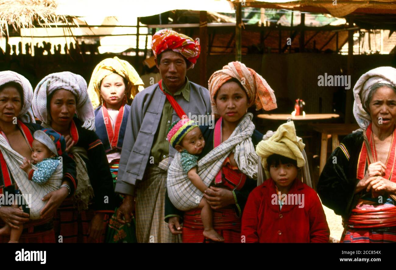 Burma / Myanmar: Palaung Männer und Frauen (bekannt für ihre hölzernen Hüftbänder) auf einem Markt in Pindaya, Burma. Die Palaung ist eine ethnische Minderheit, die im Norden Burmas beheimatet ist, aber auch in Thailand und in der chinesischen Provinz Yunnan leben. Die Palaung, die überwiegend im Shan-Staat ansässig sind, hat eine Bevölkerung von etwa 500,000 Einwohnern. Stockfoto