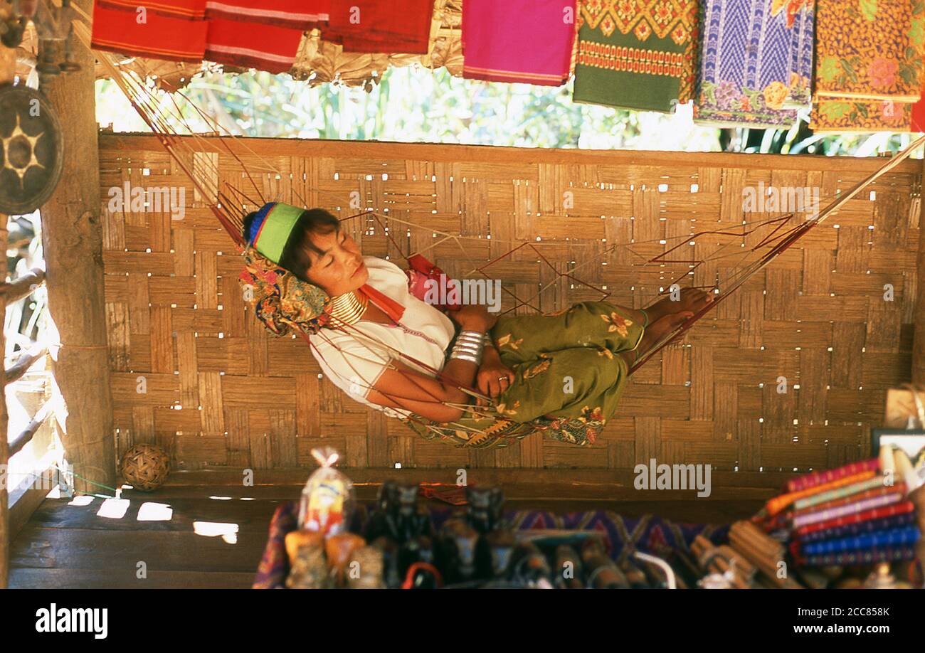 Thailand: Padaung (Long Neck Karen) Frau bei einer Siesta, Dorf in der Nähe von Mae Hong Son, Nord-Thailand. Die Padaung oder Kayan Lahwi oder langhalsige Karen sind eine Untergruppe der Kayan, eine Mischung aus gesetztem, Kayan und mehreren anderen Stämmen. Kayan sind eine Untergruppe der Roten Karen (Karenni), einer tibeto-burmanischen ethnischen Minderheit in Burma (Myanmar). Stockfoto