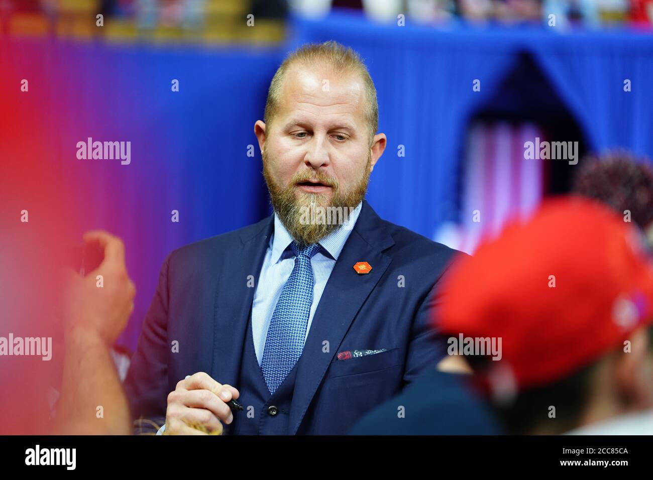 Präsident Donald Trumps Wahlkampfmanager Brad Parscale aus dem Jahr 2020 signiert Fankleidung und Trump-Unterstützer-Zeichen bei der Präsidentenrally in der Panther Arena. Stockfoto