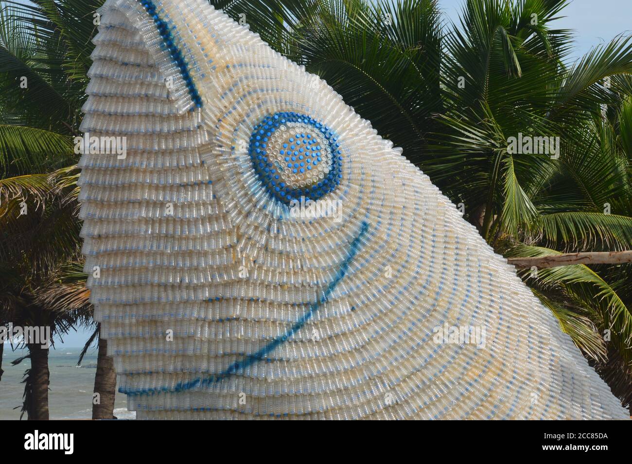 Eine Fischform Struktur mit Plastikflaschen in der Nähe der Stadt meer für die Kunststoffentsorgung Bewusstsein für die Entsorgung unserer Kunststoffabfälle Von Masken psa-Kits Stockfoto