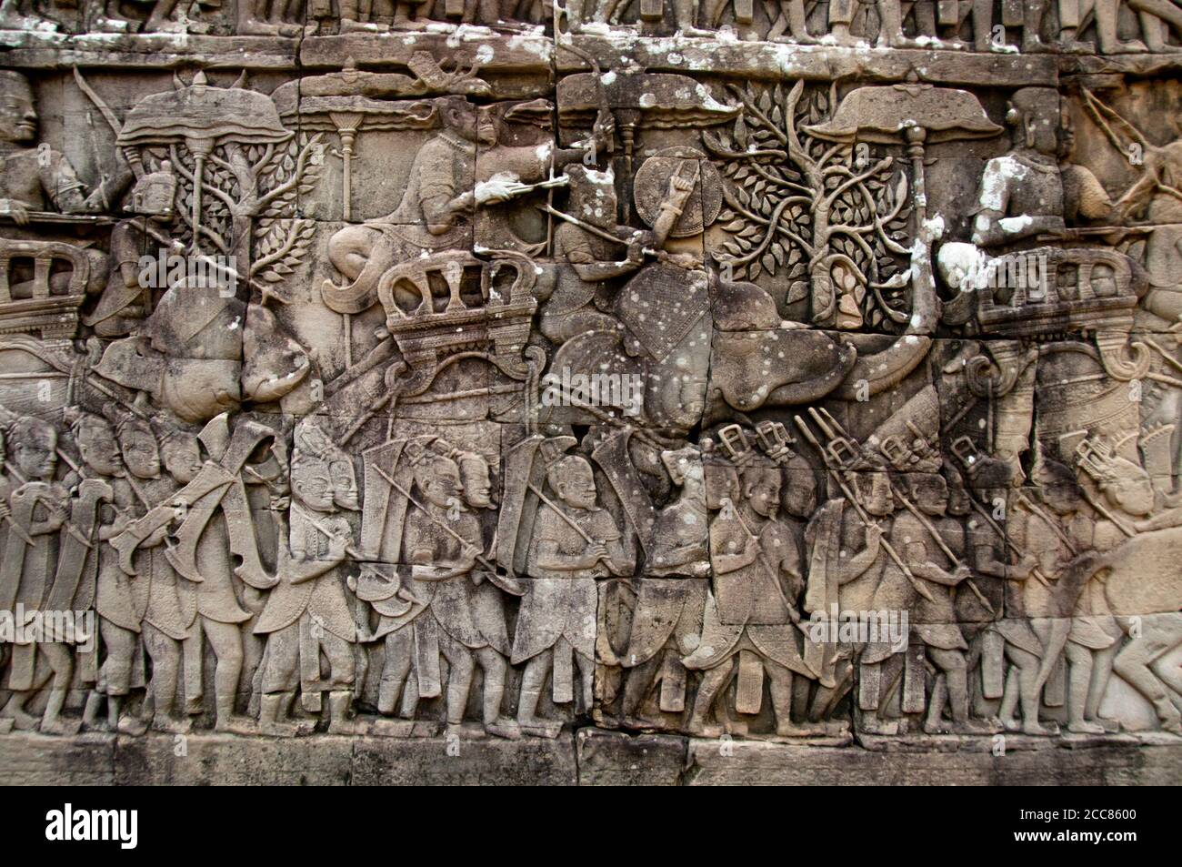 Kambodscha: Chinesische Söldner, die mit der Khmer-Armee voranschreiten, Bas-Relief-Ostmauer, südlicher Teil, Bayon, Angkor Thom. Der Bayon war ursprünglich der offizielle Staatstempel des Mahayana Buddhistischen Königs Jayavarman VII. Das Bayon, im Zentrum von Angkor Thom (große Stadt), wurde im 12. Jahrhundert von König Jayavarman VII. Gegründet Angkor Thom, was ‘die große Stadt’ bedeutet, liegt eine Meile nördlich von Angkor Wat. Es wurde im späten 12. Jahrhundert CE von König Jayavarman VII. Gebaut Stockfoto