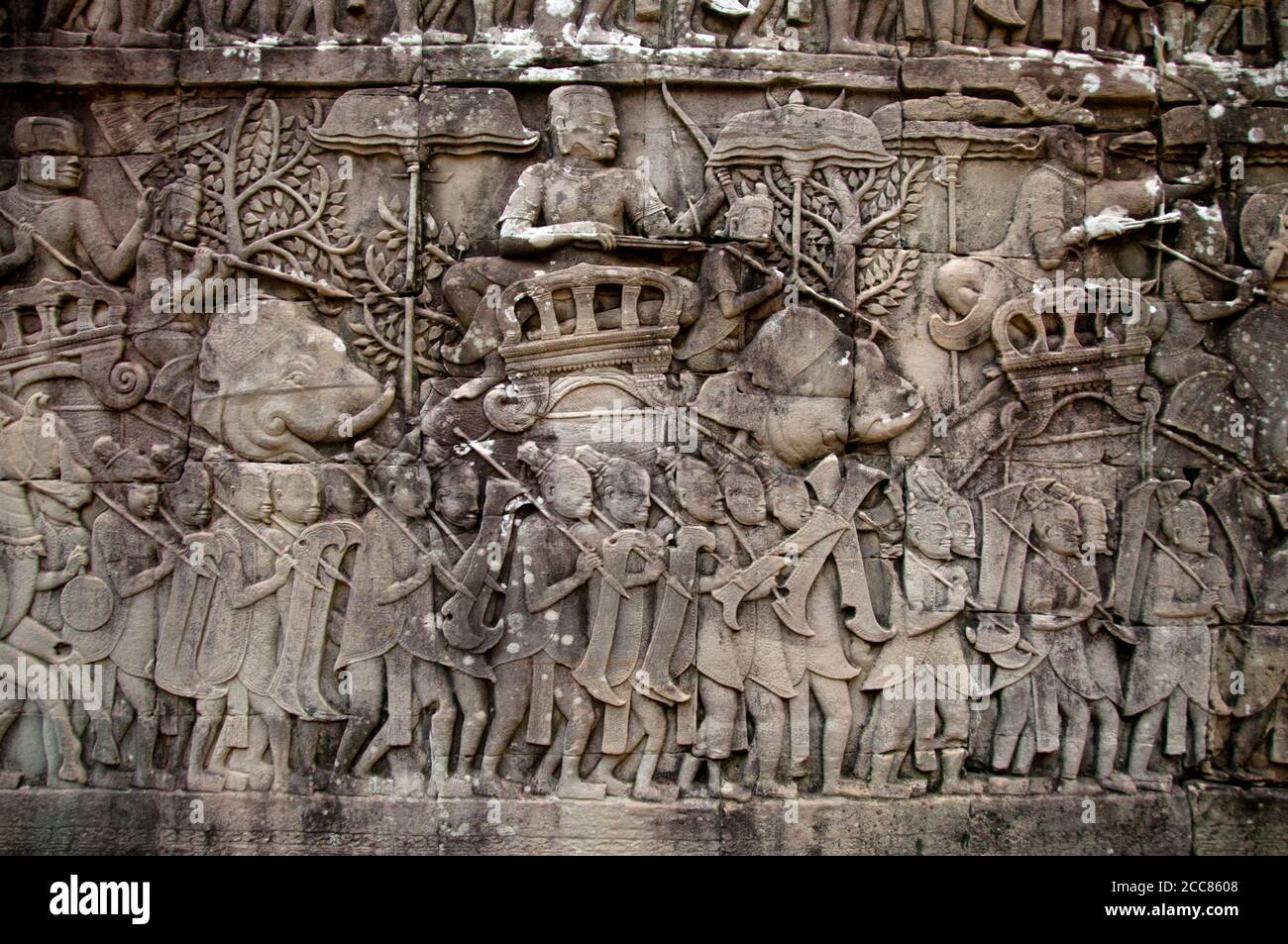 Kambodscha: Chinesische Söldner, die mit der Khmer-Armee voranschreiten, Bas-Relief-Ostmauer, südlicher Teil, Bayon, Angkor Thom. Der Bayon war ursprünglich der offizielle Staatstempel des Mahayana Buddhistischen Königs Jayavarman VII. Das Bayon, im Zentrum von Angkor Thom (große Stadt), wurde im 12. Jahrhundert von König Jayavarman VII. Gegründet Angkor Thom, was ‘die große Stadt’ bedeutet, liegt eine Meile nördlich von Angkor Wat. Es wurde im späten 12. Jahrhundert CE von König Jayavarman VII. Gebaut Stockfoto