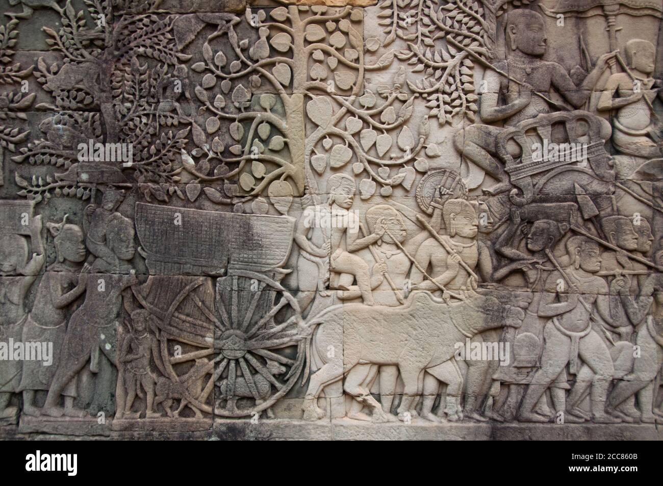 Kambodscha: Ochsenkarre mit Frauen und Kindern, die der Khmer-Armee in die Schlacht folgen, Bas-Relief Eastern Wall, Southern Section, the Bayon, Angkor Thom. Der Bayon war ursprünglich der offizielle Staatstempel des Mahayana Buddhistischen Königs Jayavarman VII. Das Bayon, im Zentrum von Angkor Thom (große Stadt), wurde im 12. Jahrhundert von König Jayavarman VII. Gegründet Angkor Thom, was ‘die große Stadt’ bedeutet, liegt eine Meile nördlich von Angkor Wat. Es wurde im späten 12. Jahrhundert CE von König Jayavarman VII. Gebaut Stockfoto