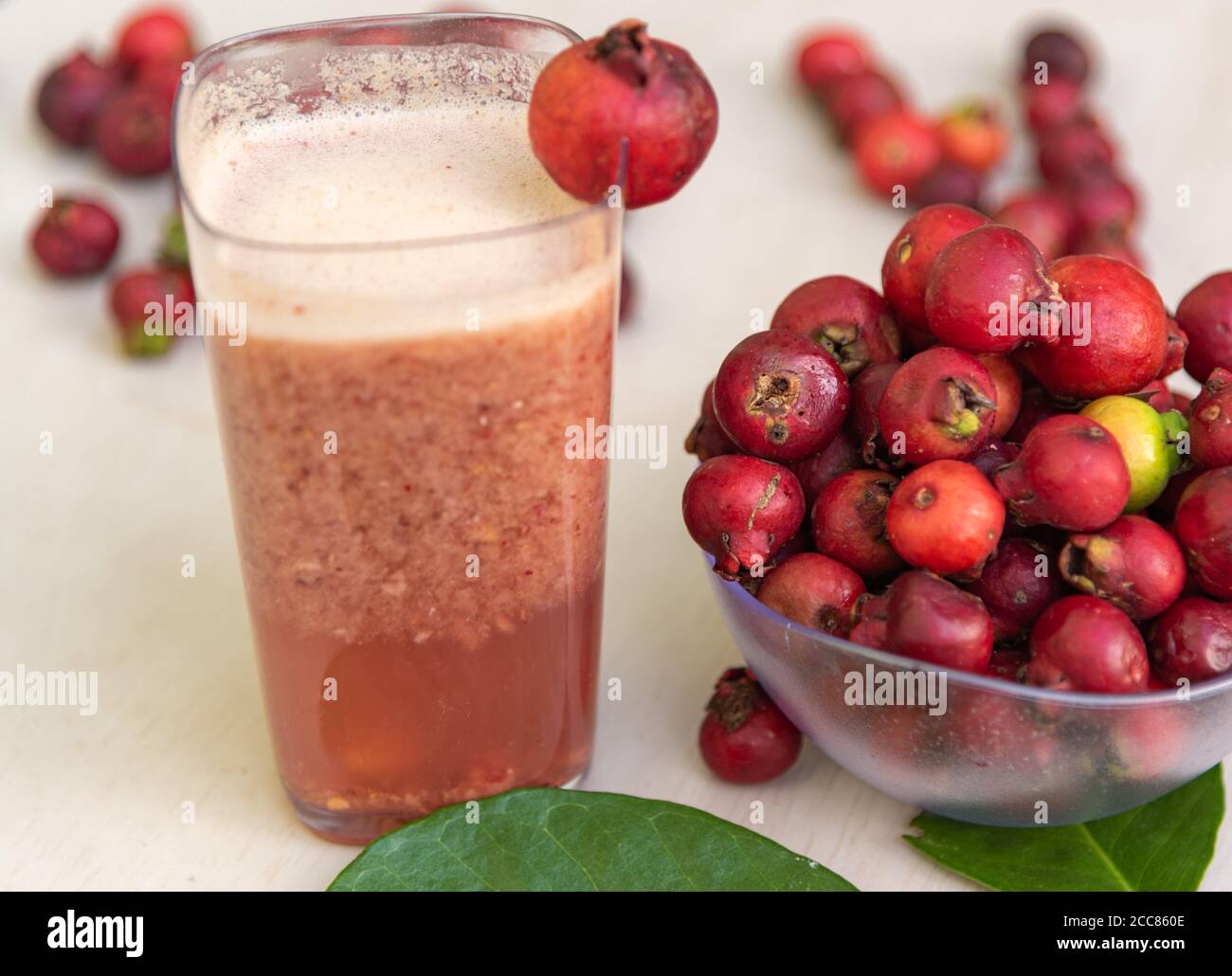 Früchte und Saft von araçazeiro, einer Myrtaceae, die in der Wildnis Brasiliens zu finden ist, von Bahia bis Rio Grande do Sul. Der Name stammt von den Tupi Guarani und mea Stockfoto