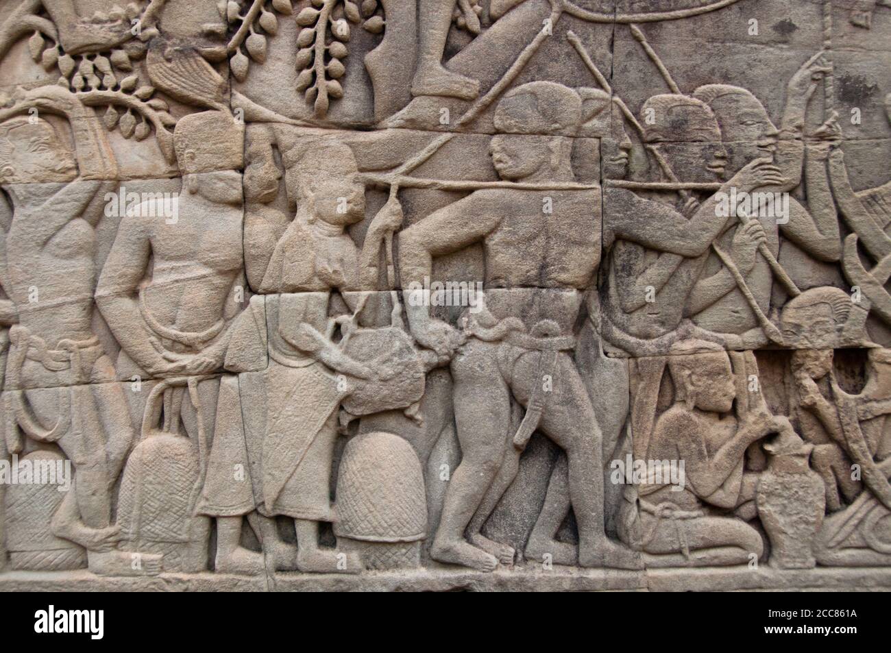 Kambodscha: Eine Frau stößt eine Schildkröte in den Boden eines Soldaten, was ihm einen Schock gibt, als die Khmer-Armee vorrückt, Bas-Relief Eastern Wall, Southern Section, the Bayon, Angkor Thom. Der Bayon war ursprünglich der offizielle Staatstempel des Mahayana Buddhistischen Königs Jayavarman VII. Das Bayon, im Zentrum von Angkor Thom (große Stadt), wurde im 12. Jahrhundert von König Jayavarman VII. Gegründet Angkor Thom, was ‘die große Stadt’ bedeutet, liegt eine Meile nördlich von Angkor Wat. Es wurde im späten 12. Jahrhundert CE von König Jayavarman VII. Gebaut Stockfoto