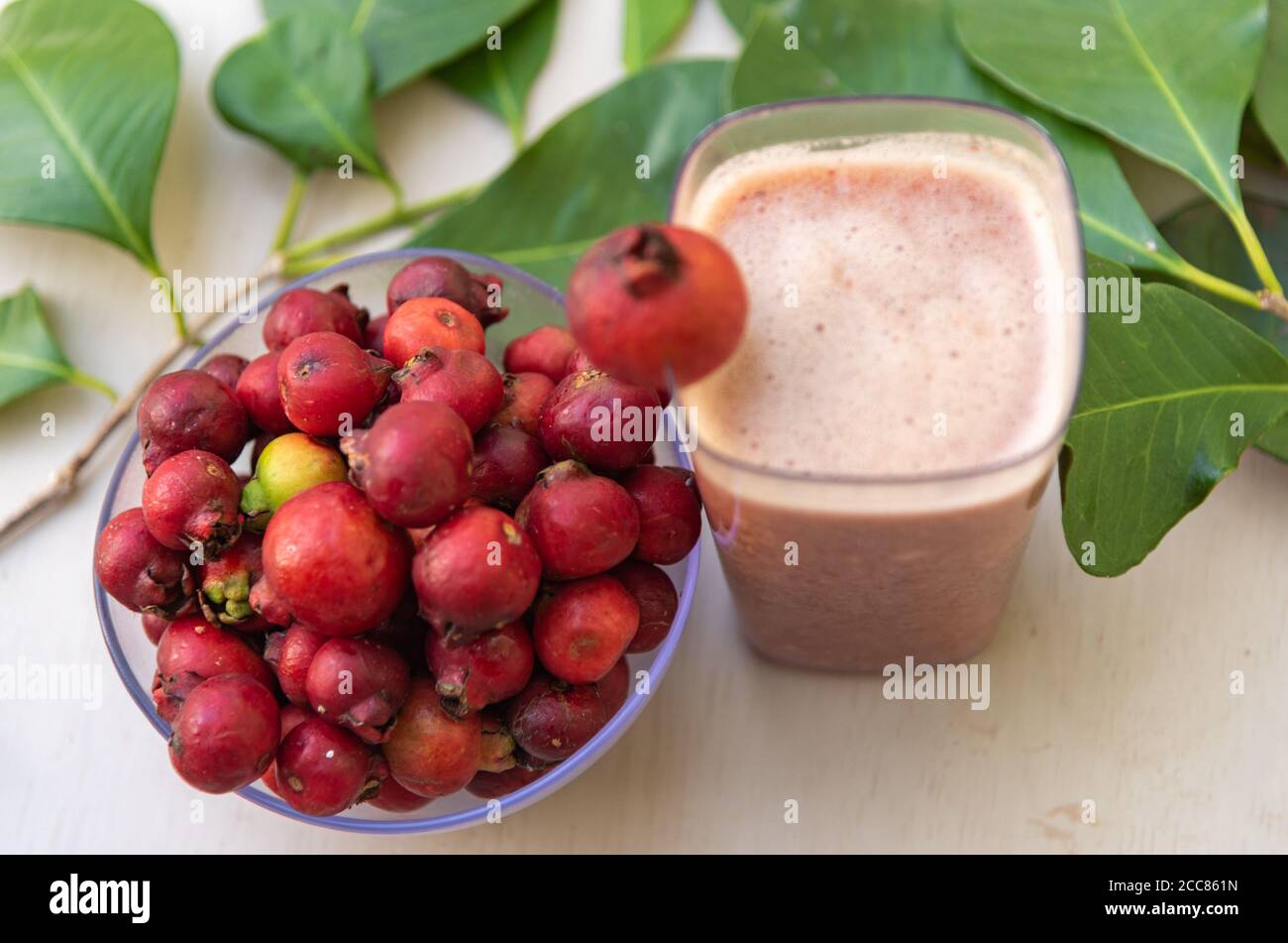 Früchte und Saft von araçazeiro, einer Myrtaceae, die in der Wildnis Brasiliens zu finden ist, von Bahia bis Rio Grande do Sul. Der Name stammt von den Tupi Guarani und mea Stockfoto