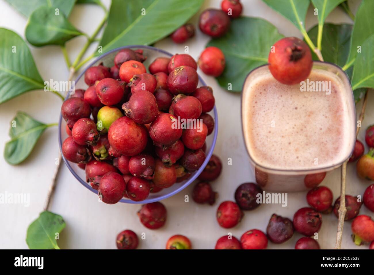 Früchte und Saft von araçazeiro, einer Myrtaceae, die in der Wildnis Brasiliens zu finden ist, von Bahia bis Rio Grande do Sul. Der Name stammt von den Tupi Guarani und mea Stockfoto