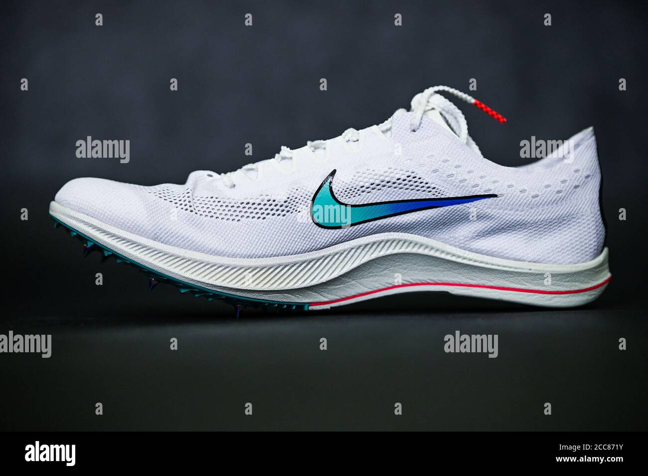 BANGKOK, THAILAND, AUGUST 17. 2020. Nike ZoomX Dragonfly Racing Spike. Umstrittene Leichtathletik Spike für Profisportler auf Summ Stockfoto