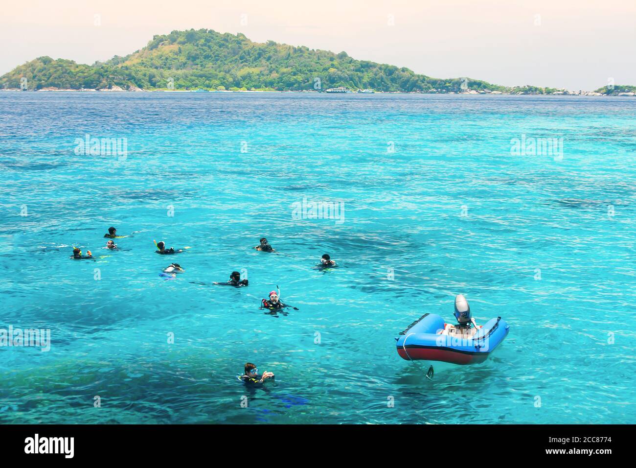 Eine Gruppe von Tauchern im Tauchanzug, die im Meer für einen Tauchgang auf den Similan Inseln, Touristenattraktionen in Südthailand, bleiben. Stockfoto