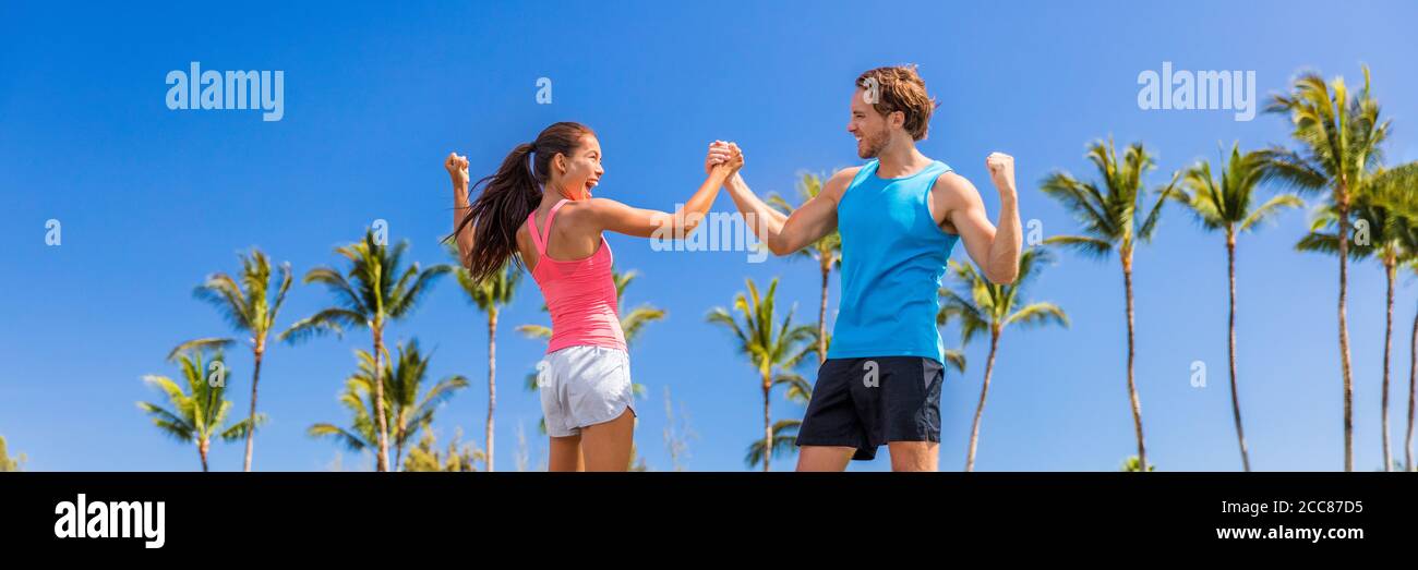 Erfolg Fitness Menschen tun hohe fünf Banner. Herausforderung Erfolg Läufer Menschen mit hohem Fiving für Fitness-Ziel erreichen. Athleten koppeln jubelnde Stockfoto