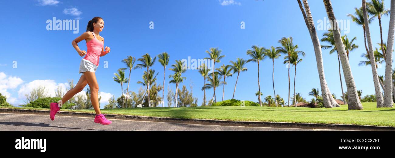 Läuferin Frau läuft im Park Banner - aktiver Sommer gesunder Lebensstil. Sport Person Jogging Training Cardio - horizontale Ernte von Palmen Hintergrund Stockfoto