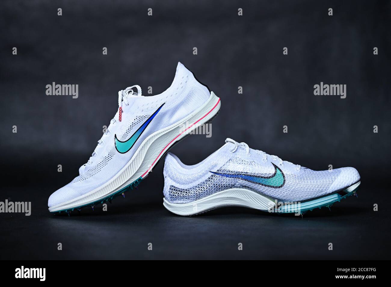 NEW YORK, USA, 13. AUGUST 2020: Nike Air Zoom Victory, Streckenspitze für das olympische Sommerspiel Tokyo 2021. Weiß, Nike Atomknit Obermaterial. Forts Stockfoto