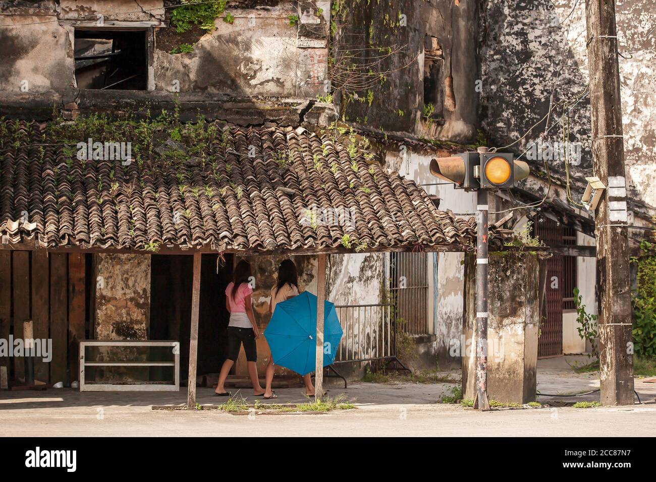 Ein ruhiges altes Haus in Takua Pa alten Stadt, historische Gebäude auffällig durch ihre sino-portugiesische Architektur. Phang Nga, Südthailand. Stockfoto