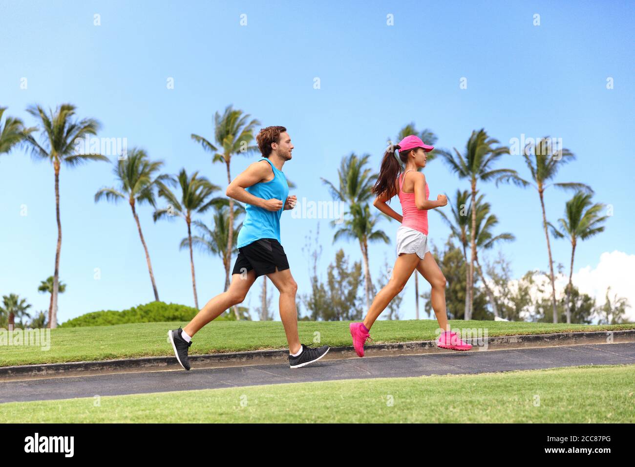 Sport Fitness Läufer Paar Laufen Lifestyle. Gesunde Menschen joggen zusammen im Sommer Stadtpark im Freien, Athleten Cardio-Training auf Bürgersteig Stockfoto