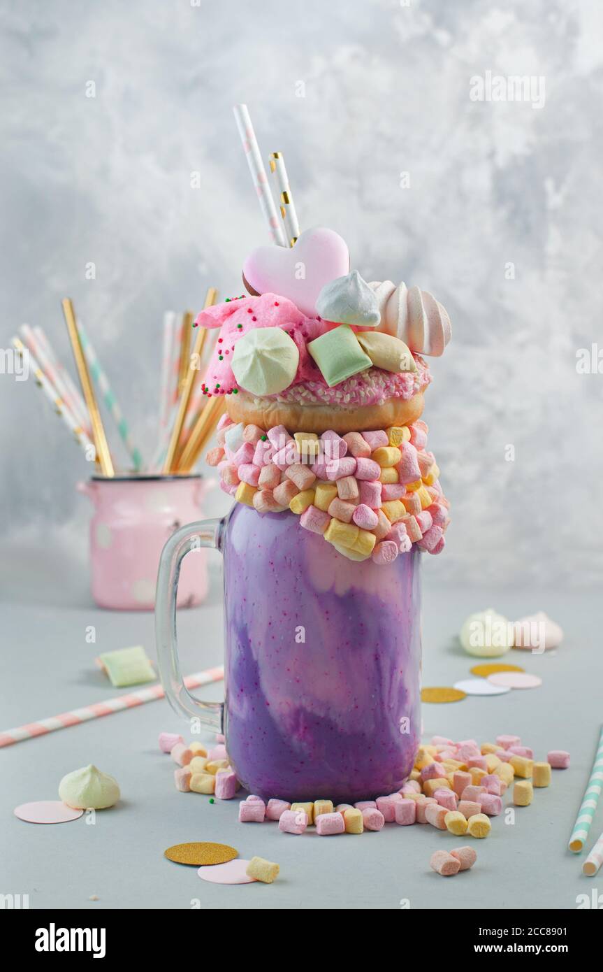 Freak Shake Topping mit Donut und Marshmallow auf grauem Hintergrund Stockfoto