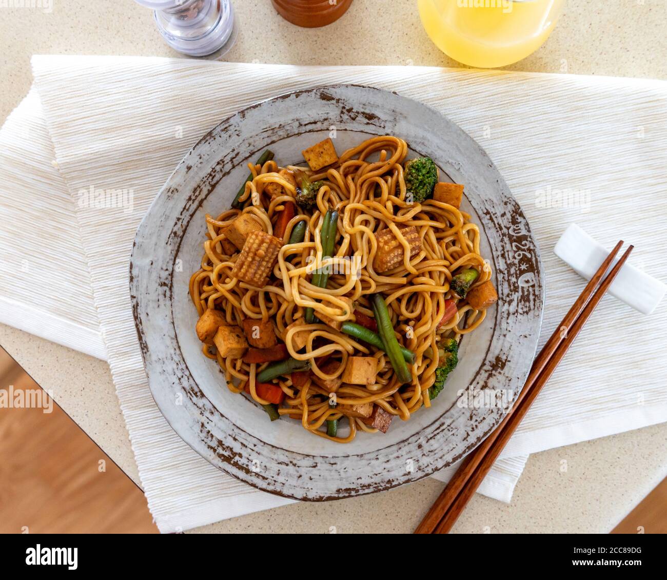 Vegetarisch gebratene Yakisoba Noodle mit Tofu Stockfoto