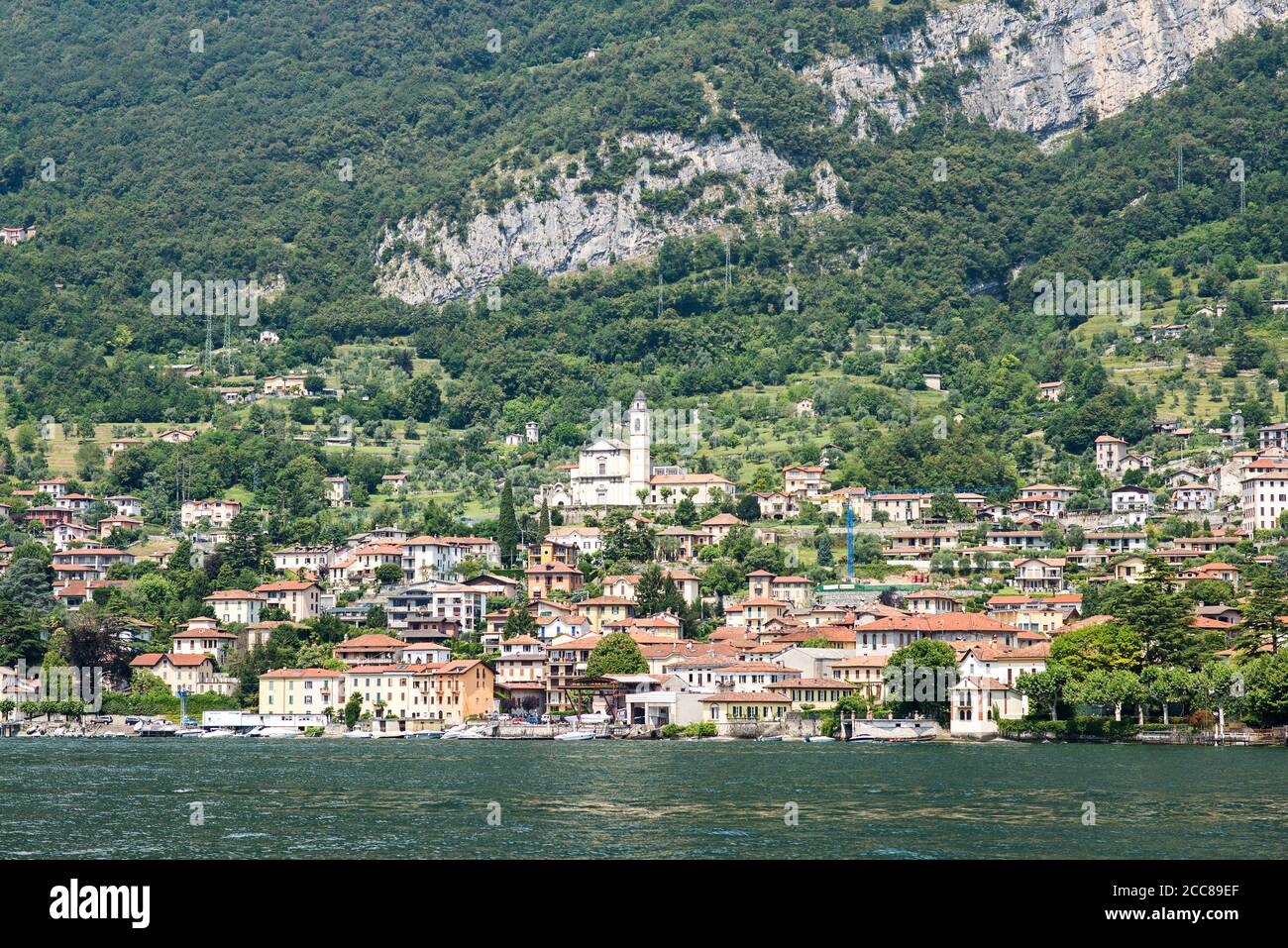 Am Wasser der Gemeinde Mezzegra am Comer See. Lombardei. Italien. Panorama mit Bergen und Wald. Stockfoto