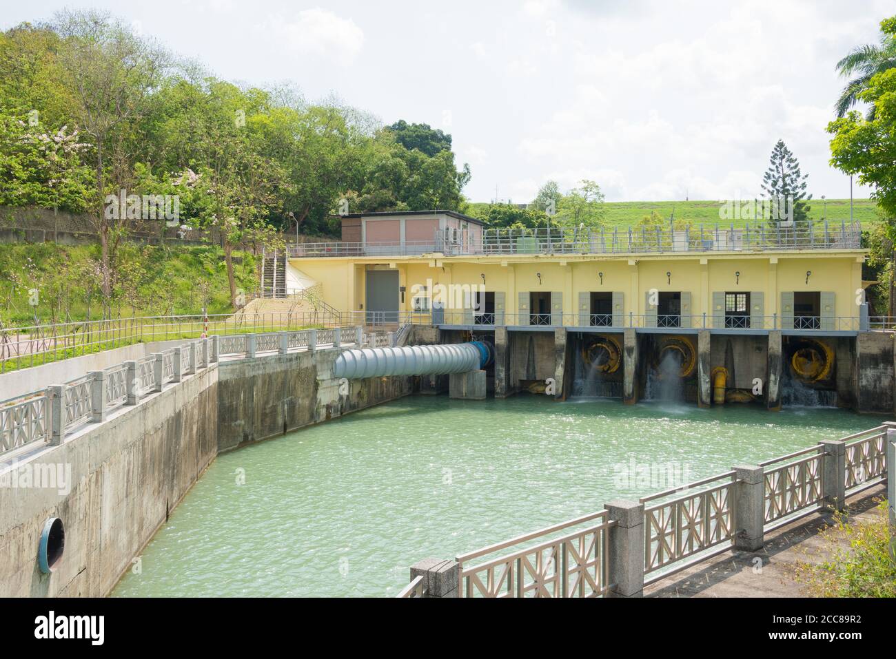 Wusanto-Talsperre im Guantian-Distrikt, Tainan, Taiwan. Der Damm wurde von Yoichi Hatta entworfen und zwischen 1920 und 1930 während der japanischen Herrschaft gebaut. Stockfoto