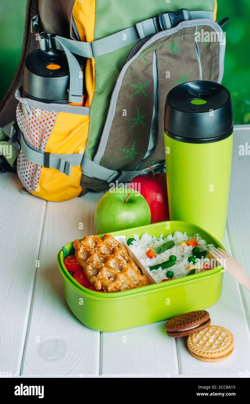Lunchbox mit Reis und Sandwich vor den Kindern Rucksack Stockfoto