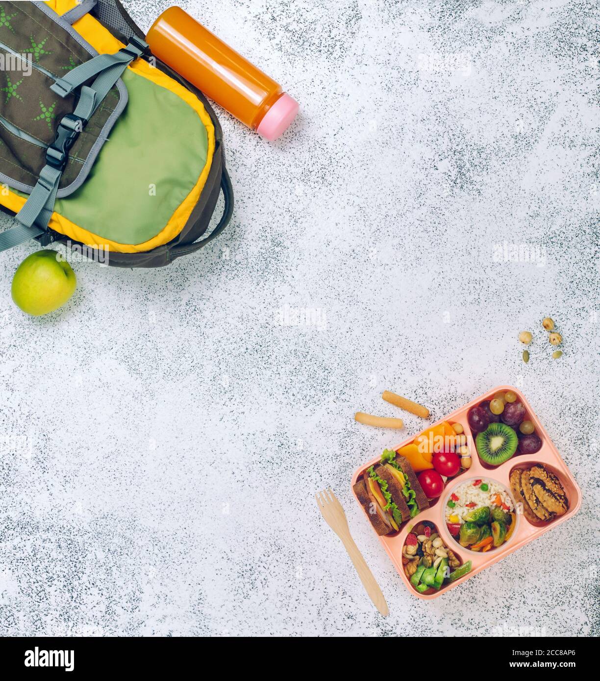 Offene Lunchbox mit Sandwiches und frischem Gemüse und Obst Auf dem grauen Hintergrund Stockfoto