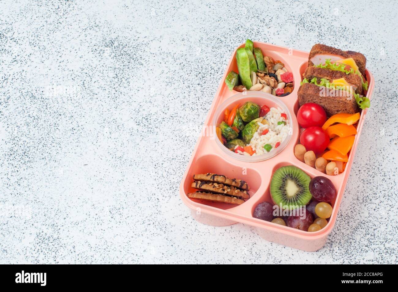 Offene Lunchbox mit Sandwiches auf grauem Hintergrund mit Speicherplatz kopieren Stockfoto