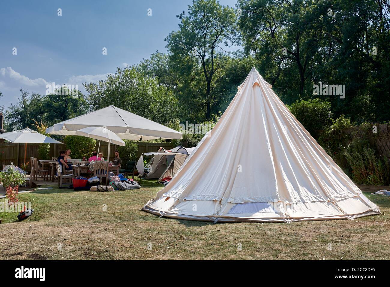 Glockenförmiges Tipi-Zelt, halbaufgerichtet im hinteren Garten für den Sommerurlaub während der Coronavirus-Krise, August 2020. Stockfoto