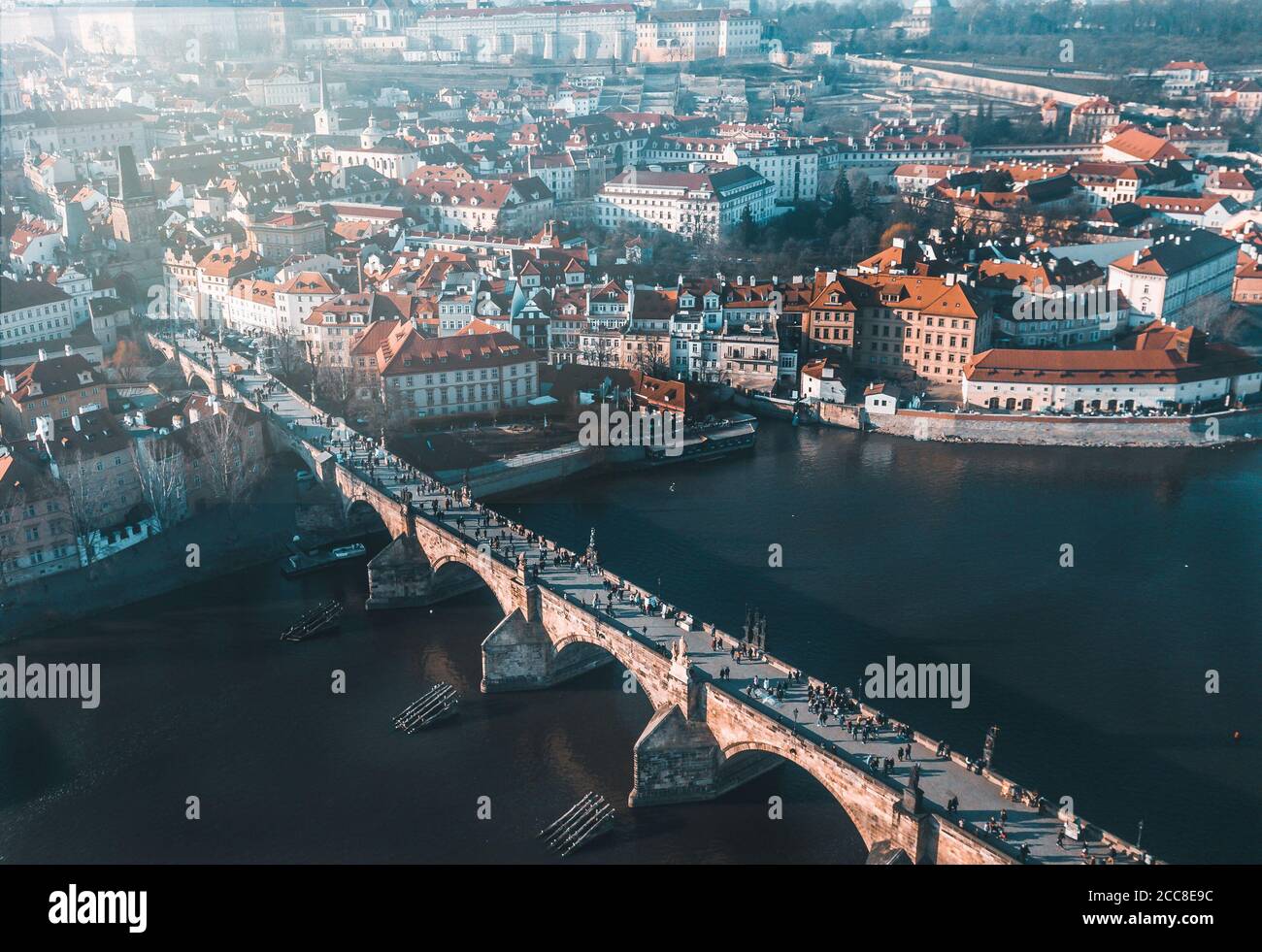 Luftaufnahme der Karlsbrücke und der Prager Burg, Prag, Tschechische Republik Stockfoto