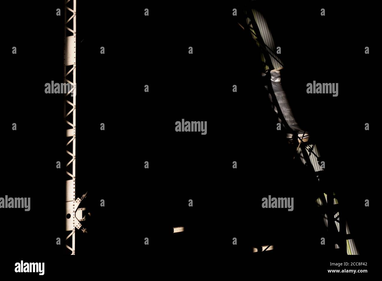 Ein Sonnenstrahl beleuchtet eine Treppe in Shed 2, Cardington Film Studios, Bedfordshire. Cardington Film Studios, ist einer der 2 ersten Welt wa Stockfoto