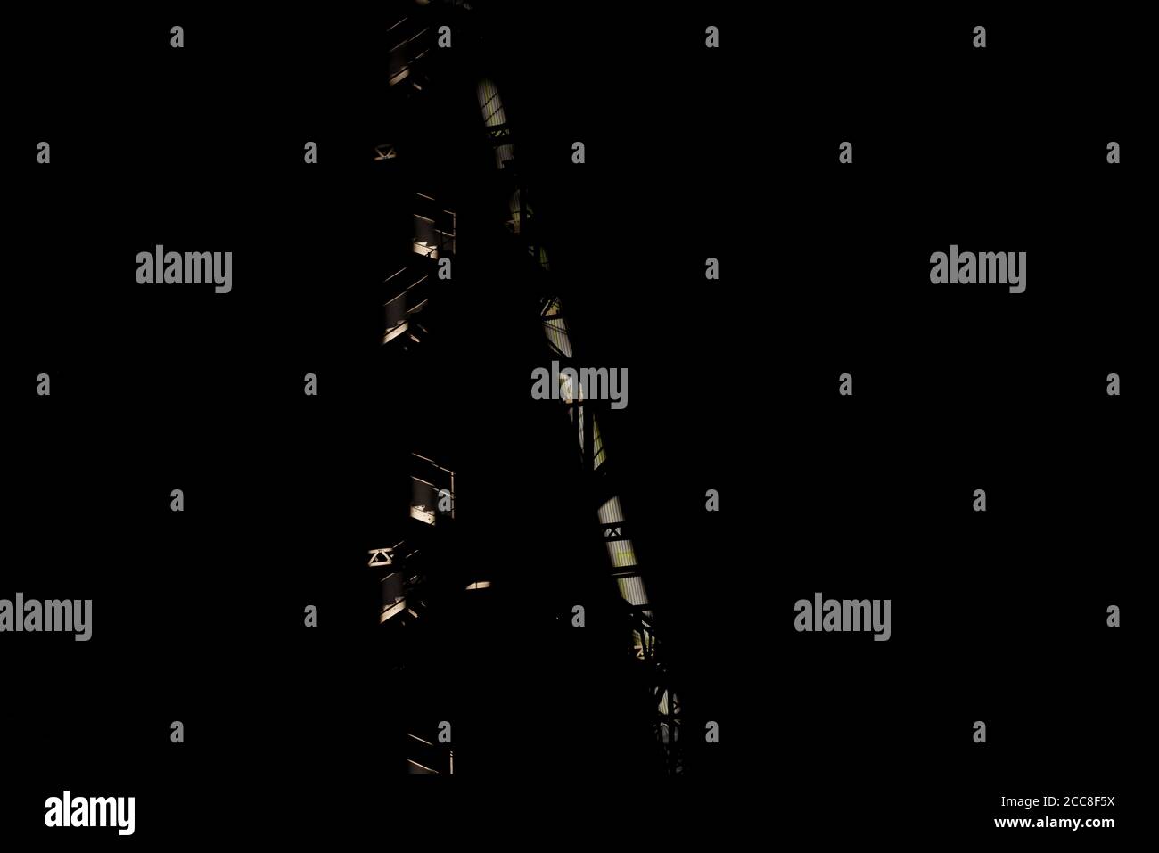 Ein Sonnenstrahl beleuchtet eine Treppe in Shed 2, Cardington Film Studios, Bedfordshire. Cardington Film Studios, ist einer der 2 ersten Welt wa Stockfoto