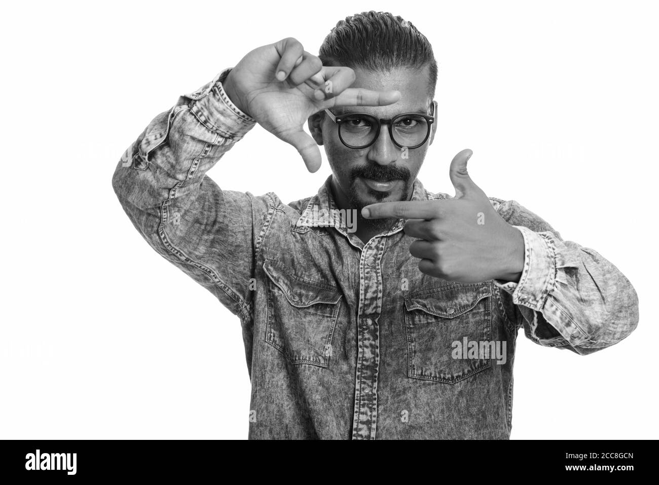 Porträt von jungen schönen bärtigen indischen Hipster Mann Stockfoto