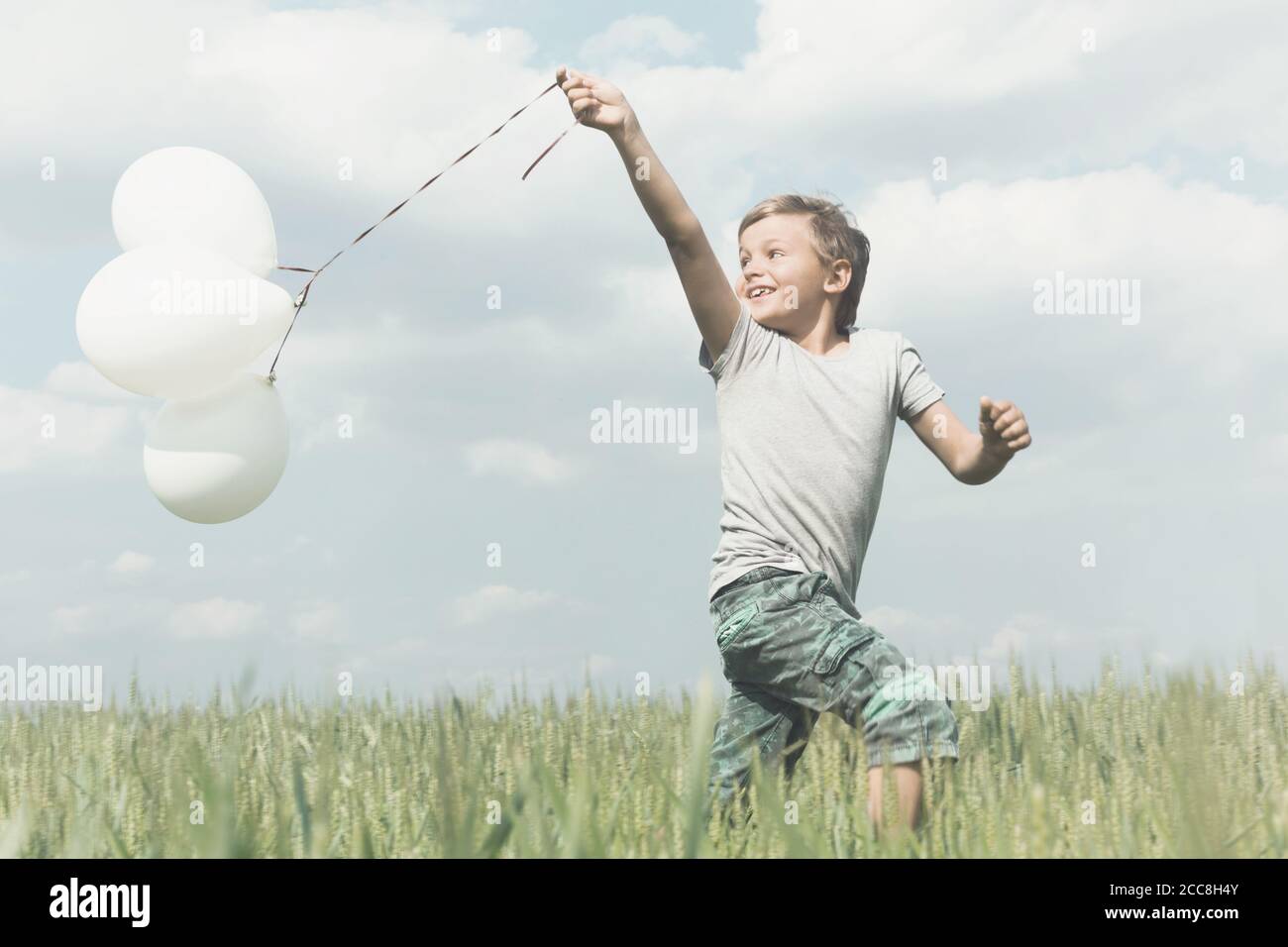 Junge Spaß mit seinen Ballons in der Mitte Natur Stockfoto