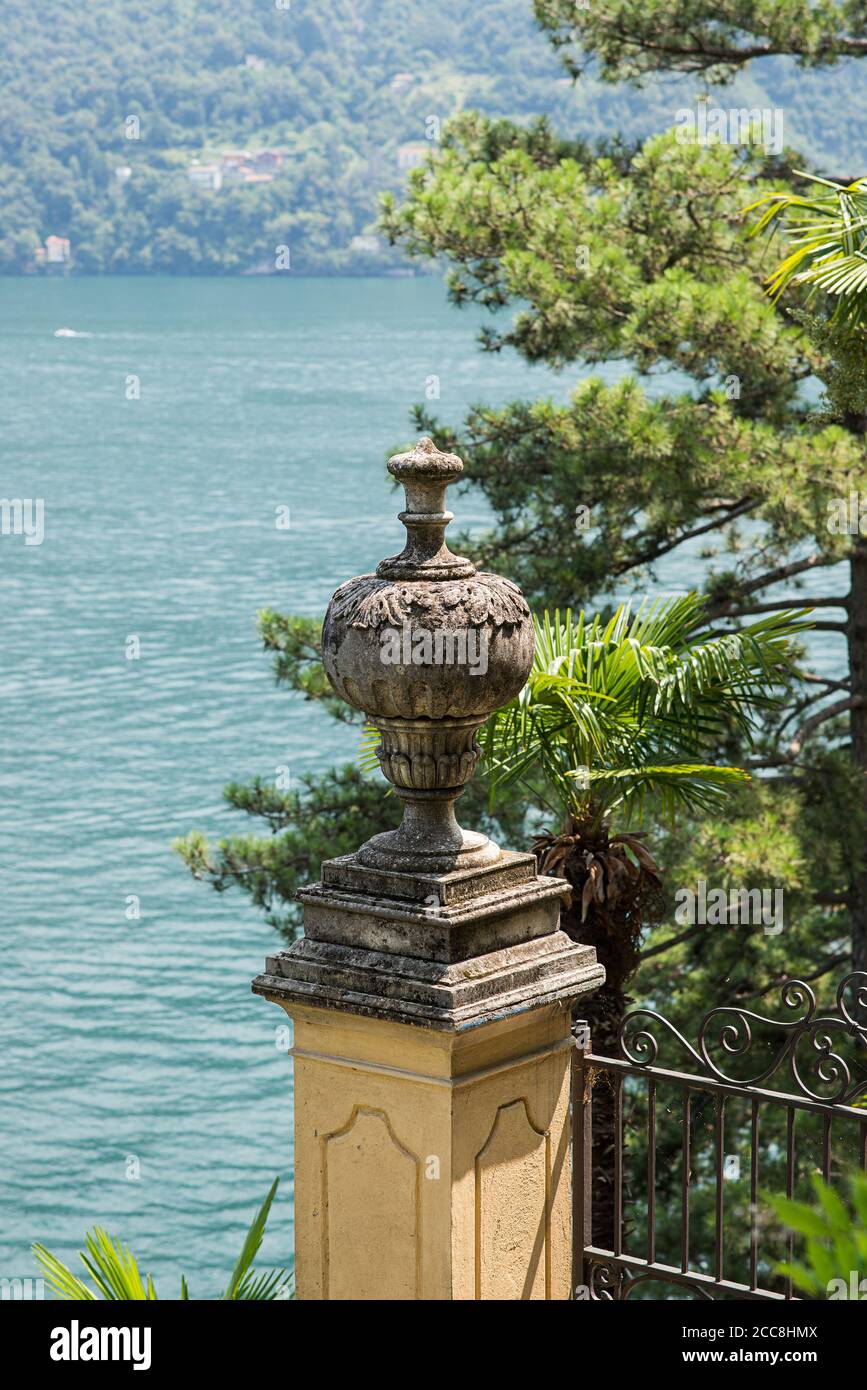 Villa Balbianello. Comer See. Italien - 19. Juli 2019: Steinvase im Park der Villa del Balbianello. Comer See. Italien. Stockfoto