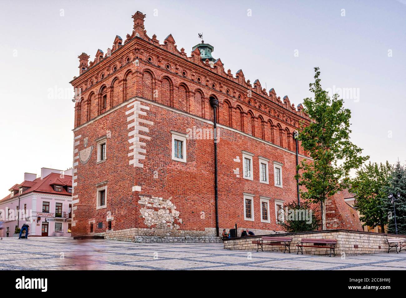 Sandomierz, Polen - 11. August 2020: Hauptplatz, mittelalterliches Rathaus im Zentrum. Im Hintergrund sind historische Mietshäuser zu sehen. Stockfoto