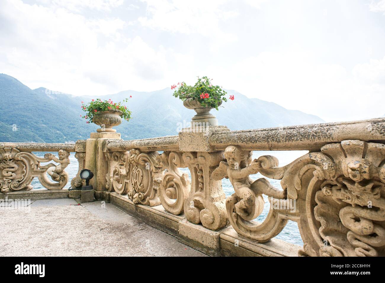 Villa Balbianello. Comer See. Italien - 19. Juli 2019: Alte klassische Balustrade mit Blumentopf auf Villa Balbianello. Comer See. Italien. Uralter Zaun. Ein Stockfoto