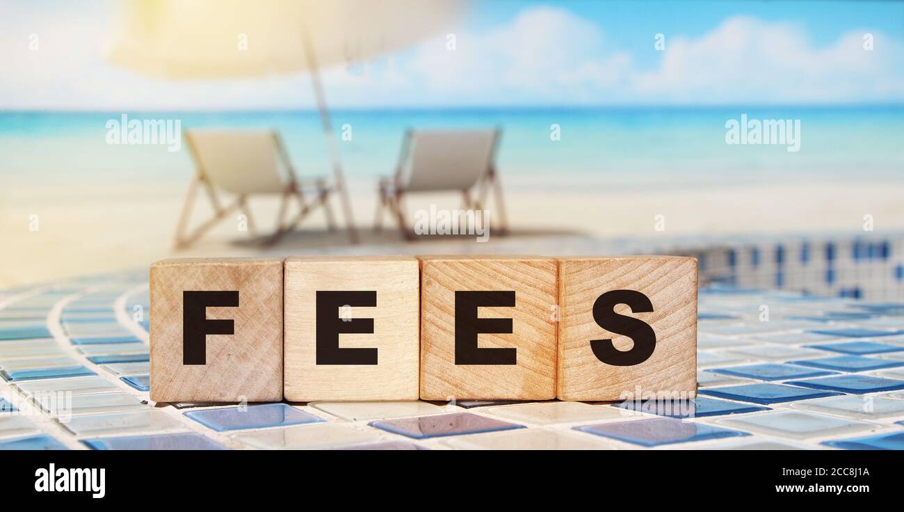 Holzblöcke mit dem Text: Gebühren. Steuern Geschäftskonzept Stockfoto