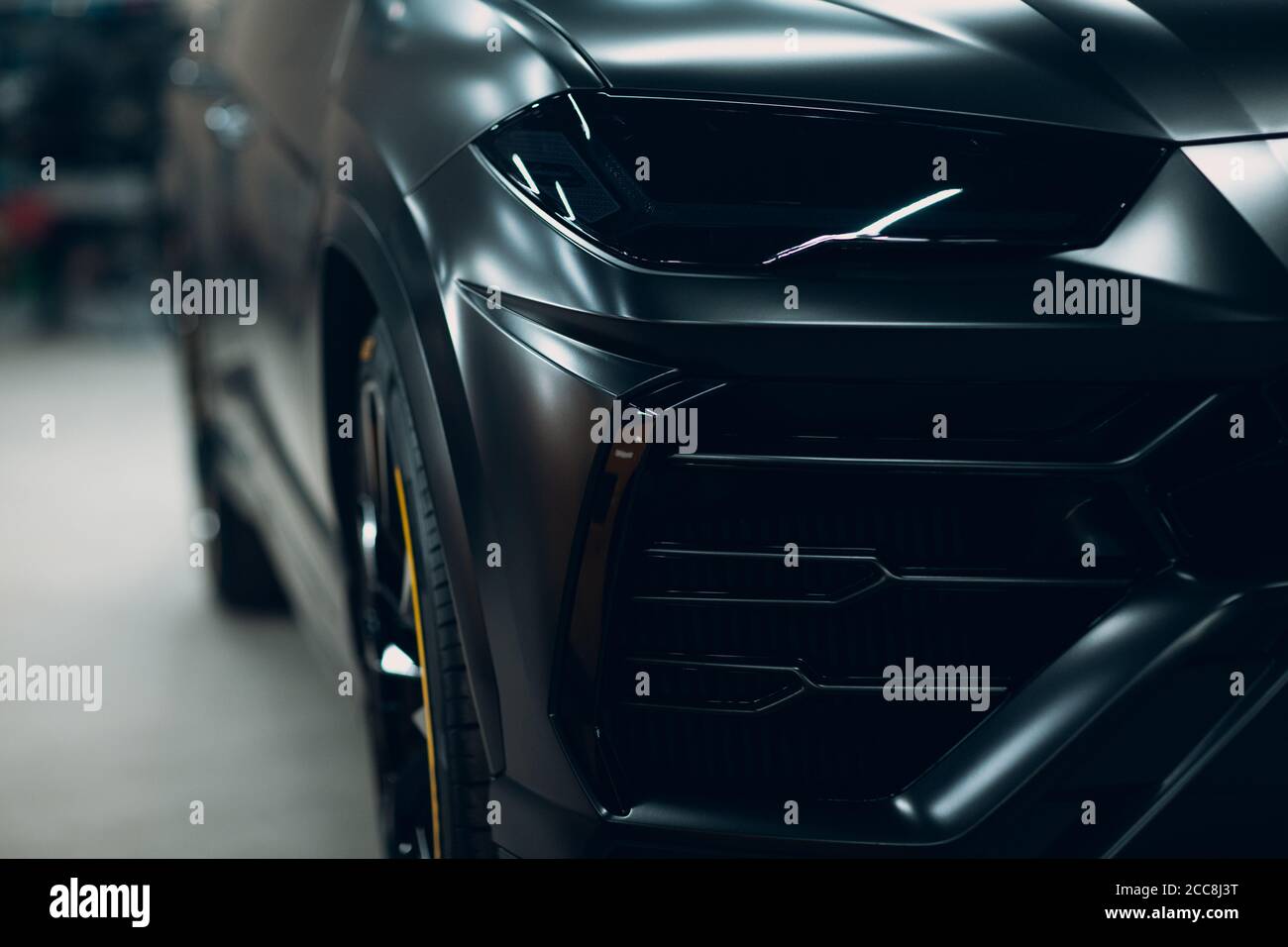 Lamborghini Urus schwarz Farbe Sportwagen Nahaufnahme. Stockfoto